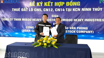 ការចុះហត្ថលេខាលើកិច្ចសន្យាជួលដីនៅសួនឧស្សាហកម្ម Ninh Thuy