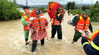 ឆ្មាំព្រំដែន ធ្វើសកម្មភាពជួយសង្គ្រោះប្រជាជននៅតំបន់លិចទឹក