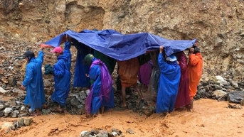 Vượt sạt lở, các lực lượng quân sự, y tế đưa 3 bệnh nhân nặng chuyển lên tuyến trên