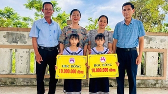 Cô giáo về hưu lập quỹ 'Cho con', thắp hy vọng cho hàng trăm học trò nghèo