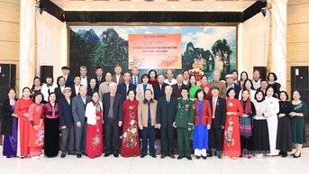 ក្លឹប Tan Trao បានរៀបចំកិច្ចប្រជុំដើម្បីអបអរសាទរខួបលើកទី 43 នៃទិវាគ្រូបង្រៀនវៀតណាម