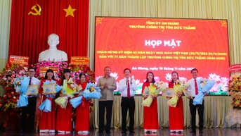 សាលានយោបាយ Ton Duc Thang ប្រារព្ធខួបលើកទី 43 នៃទិវាគ្រូបង្រៀនវៀតណាម និងខួបលើកទី 77 នៃការបង្កើតសាលា។