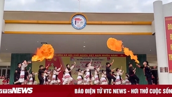 សិស្សថ្នាក់ទី ១១ សម្តែងការបាញ់កាំជ្រួចដ៏ស្រស់ស្អាត ទីធ្លាសាលាបានត្រេកអរដោយឯកច្ឆ័ន្ទ។