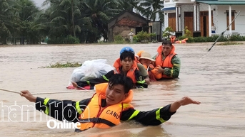 Chiến sĩ công an đu dây cứu người dân trong vùng lũ