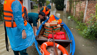 Xã Diên Lạc cứu trợ lương thực cho 20 hộ dân bị chia cắt