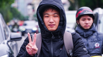 Rét đậm đầu đông, người Hà Nội trùm kín áo ấm, co ro