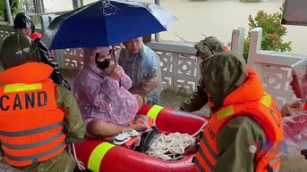 Công an Đắk Lắk vượt lũ đưa sản phụ đến Trạm Y tế an toàn