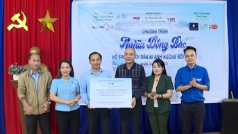 ចែករំលែកជាមួយប្រជាជន Da Nang ដែលរងគ្រោះដោយគ្រោះធម្មជាតិ