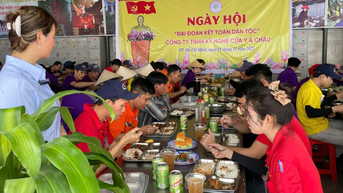 កម្មករ​រាប់​ពាន់​នាក់​ឡើង​កម្តៅ​ជាមួយ​អាហារ​សាមគ្គី​ដ៏​អស្ចារ្យ