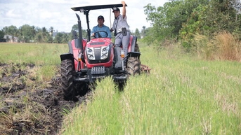 Nông dân xã Cầu Khởi trải nghiệm lái thử dòng máy cày nhãn hiệu Yanmar