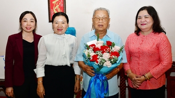 អនុលេខាគណៈកម្មាធិការបក្សខេត្ត - Ho Thi Hoang Yen អញ្ជើញជួបសំណេះសំណាលជាមួយមន្ត្រីចូលនិវត្តន៍នៃវិស័យអប់រំ