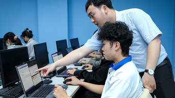 Giảng viên làm gì để cạnh tranh tri thức với AI?