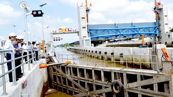 Vận hành công trình thủy lợi ngăn triều cường, ngập lụt tại Đồng Tháp