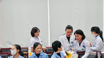 Trao quà động viên, tri ân người bệnh là giáo viên đang điều trị ung thư