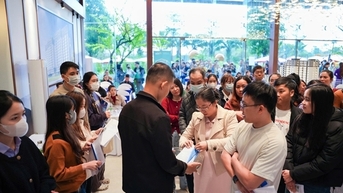 Hàng trăm người dân bốc thăm để mua nhà ở xã hội