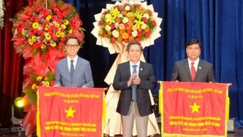 Trường THPT Sơn Trà nhận Cờ thi đua của Thủ tướng Chính phủ