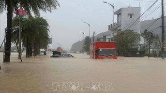 កម្ពស់ទឹកទន្លេនៅ Gia Lai កើនឡើងដល់កម្រិតខ្ពស់ ផ្លូវជាច្រើនត្រូវបានបិទ និងខ្វិន