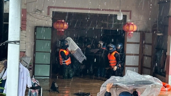 Dak Lak ស្នើ​យោធភូមិភាគ​ទី​៥ បង្កើន​កម្លាំង និង​ជួយ​មូលដ្ឋាន​ក្នុង​ការ​ទប់ទល់​នឹង​ទឹកជំនន់