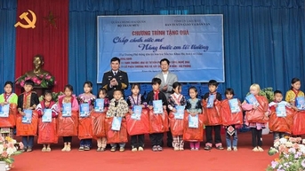 ចែកអំណោយដល់សិស្សសាលាបឋមសិក្សាឃុនហា ជនជាតិភាគតិច