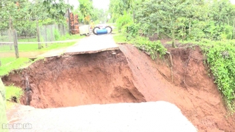 Mưa lũ gây sạt lở một tuyến giao thông ở xã Krông Búk