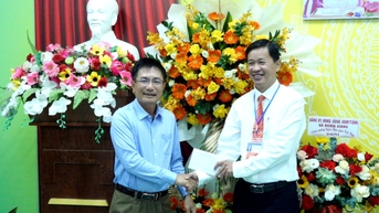 អនុប្រធានគណៈកម្មាធិការប្រជាជនខេត្ត លោក Nguyen Ngoc Sam បានអញ្ជើញទៅសួរសុខទុក្ខលោកគ្រូអ្នកគ្រូនៅសាលាបឋមសិក្សា Nghia Ky Bac