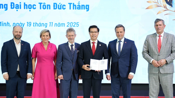 Hai nhà giáo Trường ĐH Tôn Đức Thắng nhận kỷ niệm chương của Thượng viện CH Séc