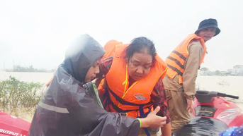 ទឹកជំនន់នៅ Gia Lai៖ "គ្រឿងសង្ហារឹម ទូទឹកកក ម៉ាស៊ីនបោកគក់... ត្រូវបានទឹកជន់លិចពេញរបង"