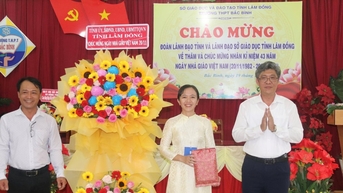 អនុប្រធានគណៈកម្មាធិការប្រជាជនខេត្ត Lam Dong លោក Nguyen Minh បានទៅសួរសុខទុក្ខ និងអបអរសាទរដល់ស្ថាប័នអប់រំ។