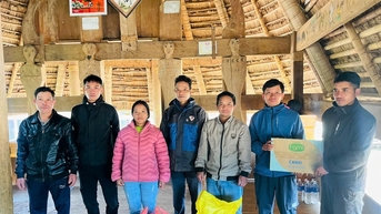 Cộng đồng Cơ Tu xã Hùng Sơn chia sẻ với các gia đình gặp nạn sau vụ sạt lở núi