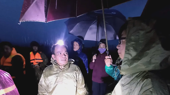 Gia Lai: Giăng dây, dùng ròng rọc giải cứu 31 người dân bên sông Ba