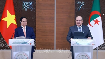 នាយករដ្ឋមន្ត្រី​វៀត​ណាម និង​នាយក​រដ្ឋមន្ត្រី​អាល់ហ្សេរី​ធ្វើ​សន្និសីទ​កាសែត​ប្រកាស​ការ​ធ្វើ​ឱ្យ​ប្រសើរ​ឡើង​នូវ​ទំនាក់ទំនង