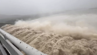 ទំនប់វារីអគ្គិសនី Song Ba Ha បង្កើនការបញ្ចេញទឹកដល់ 16,100m3/s ការព្យាករណ៍ទឹកជំនន់នឹងលើសពីកម្រិតប្រវត្តិសាស្ត្រឆ្នាំ 1993