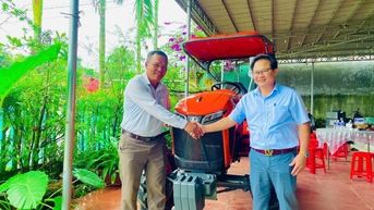 Bàn giao máy kéo 4 bánh cho Hợp tác xã Thiên Phú