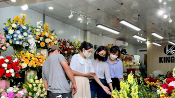 Thị trường quà 20/11: Hoa tươi tăng giá, quà thiết thực hút khách