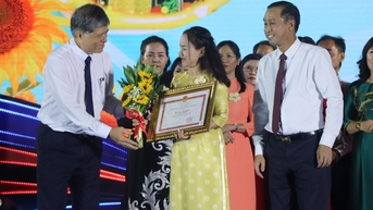 ទីក្រុងហូជីមិញផ្តល់កិត្តិយសដល់គ្រូបង្រៀនធម្មតាចំនួន 50 នាក់ក្នុង 50 ឆ្នាំនៃការច្នៃប្រឌិតផ្នែកអប់រំ