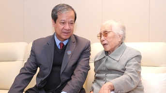 រដ្ឋមន្ត្រី Nguyen Kim Son បានអញ្ជើញទៅជួបអតីតរដ្ឋមន្ត្រីក្រសួងអប់រំ និងបណ្តុះបណ្តាល Nguyen Thi Binh នាថ្ងៃទី ២០ ខែវិច្ឆិកា