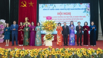 Bo De Ward បានផ្តល់កិត្តិយសដល់សមូហភាព និងបុគ្គលឆ្នើមជាច្រើនរូបក្នុងទិវាគ្រូបង្រៀនវៀតណាម ថ្ងៃទី 20 ខែវិច្ឆិកា