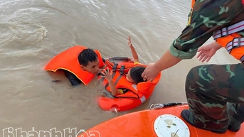 កងកម្លាំងពិសេសកងពលតូចលេខ៥ ជួយប្រជាពលរដ្ឋពេលទឹកជំនន់