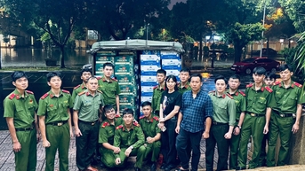 Công an tỉnh khẩn trương tiếp sức người dân vượt lũ