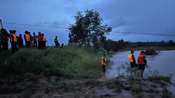 Vượt dòng lũ chảy xiết, Bộ đội, Công an giải cứu 33 người dân bị cô lập