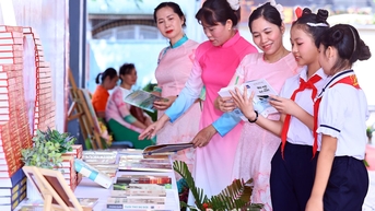 CHÀO MỪNG NGÀY NHÀ GIÁO VIỆT NAM (20-11) Tỉnh ủy viên, Giám đốc Sở Giáo dục và Đào tạo Trương Thị Kim Huệ: Chăm lo phát triển đội ngũ nhà giáo đáp ứng yêu cầu đổi mới giáo dục toàn diện