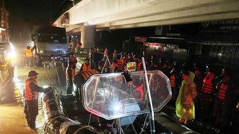 មន្ត្រីកងទ័ពជើងទឹក និងទាហានជាង ៣០០នាក់ បានជួយមនុស្សនៅពេលយប់។