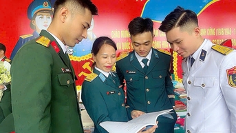 Đẹp duyên vợ chồng nhà giáo quân đội yêu màu áo lính