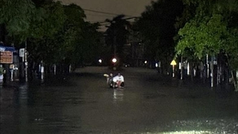 Nhà cửa, đường sá vùng hạ du Đắk Lắk ngập sâu trong đêm do mưa lũ