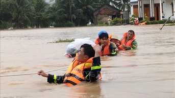 Khanh Hoa៖ ចល័ត​កម្លាំង​ជួយ​សង្គ្រោះ​ប្រជាពលរដ្ឋ​ដែល​រងគ្រោះ​ដោយ​ទឹកជំនន់