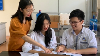 Chữ “Tâm” trên bục giảng