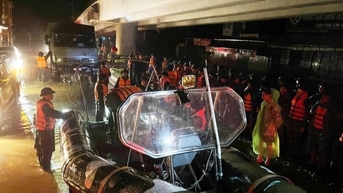 Hàng trăm cán bộ, chiến sĩ hải quân và đặc công nước cứu dân trong đêm