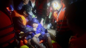 Nước lũ dâng cao đột ngột trong đêm, người dân Nha Trang lên mạng cầu cứu