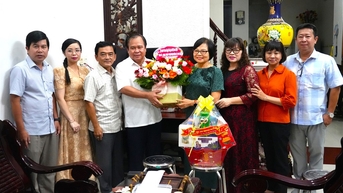 Phó Chủ tịch UBND tỉnh Nguyễn Minh Luân thăm, tặng quà Nhà giáo Ưu tú Đoàn Thị Bẩy