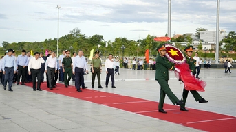 អគ្គលេខាធិកា To Lam ថ្វាយផ្កា និងធូបនៅវិមានលោកពូនៅ Phu Quoc